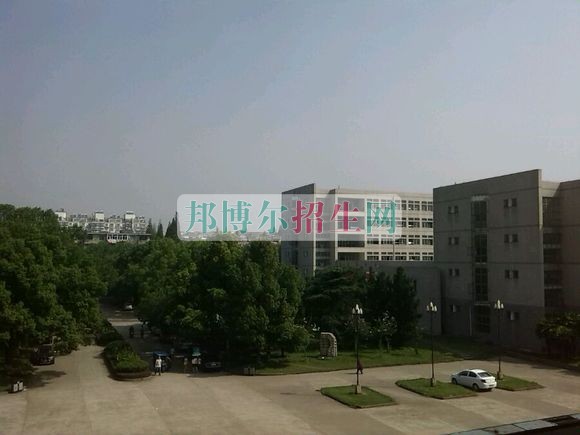 安徽工業(yè)大學(xué)工商學(xué)院招生辦聯(lián)系電話(huà)