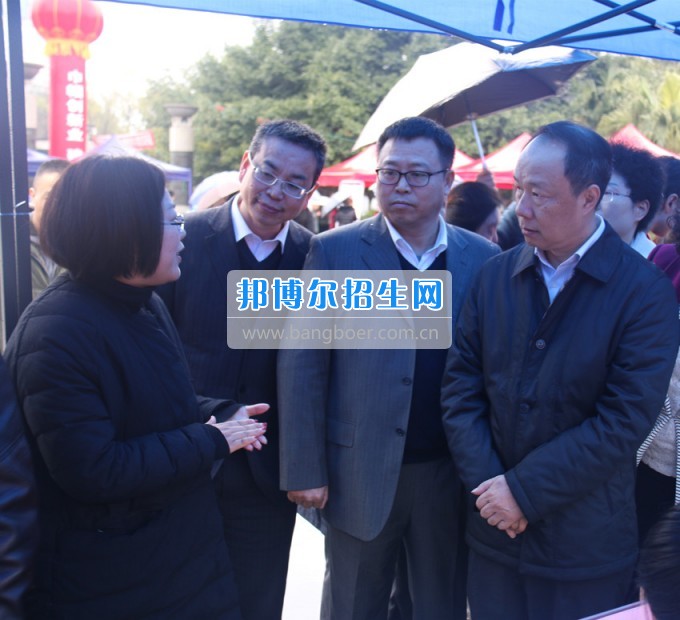南充師范學(xué)?；ㄩ_滿堂盛世春——南充師范歡慶“三八”節(jié)