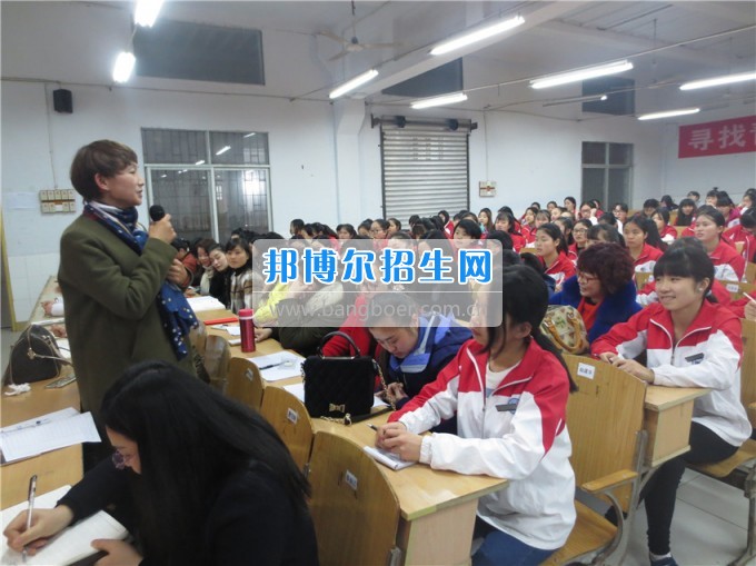 南充師范學(xué)?；ㄩ_滿堂盛世春——南充師范歡慶“三八”節(jié)