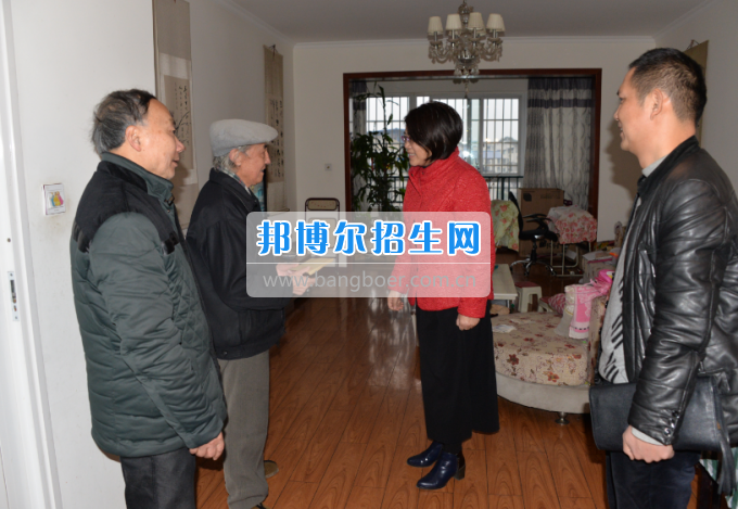 川南幼兒師范高等?？茖W(xué)校領(lǐng)導(dǎo)帶隊慰問生活困難教職工、老黨員和老干部