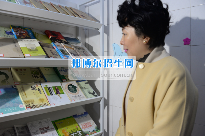 市委常委、宣傳部長潘梅到川南幼兒師范高等專科學(xué)校調(diào)研思想政治工作