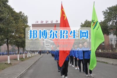 四川省什邡市職業(yè)中專學校拉練路上，我們擼起袖子邁步向前