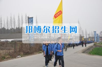 四川省什邡市職業(yè)中專學校拉練路上，我們擼起袖子邁步向前