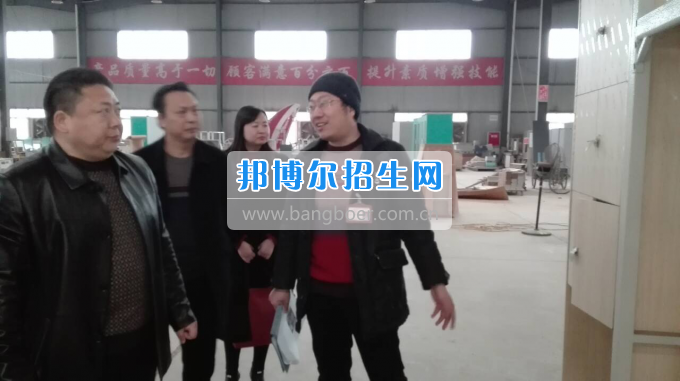 川北幼兒師范高等?？茖W(xué)校張廷鑫校長(zhǎng)帶隊(duì)考察學(xué)生公寓設(shè)備