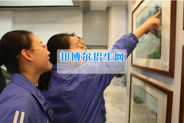 成都市洞子口職業(yè)高級中學(xué)舉行“成都，因我更美麗”主題開學(xué)典禮