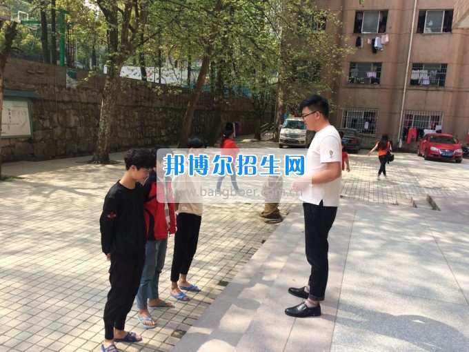 規(guī)范儀容儀表 彰顯學生風貌?------貴州建設(shè)職業(yè)技術(shù)學院開展風紀大檢查活動