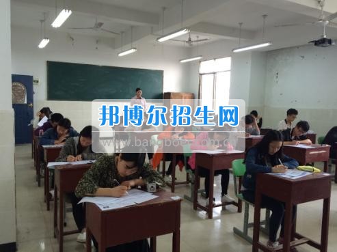 四川三河職業(yè)學(xué)院五年制轉(zhuǎn)錄考試工作圓滿結(jié)束  4月6日-7日，根據(jù)《四川三河職業(yè)學(xué)院2017年五年制轉(zhuǎn)錄考核方案》要求，2017年五年制轉(zhuǎn)錄考試在聯(lián)辦學(xué)校合江少岷職業(yè)技術(shù)學(xué)校張灣校區(qū)舉行，考試由教務(wù)處丁小林副處長(zhǎng)組織，少岷職校有關(guān)領(lǐng)導(dǎo)共同配合開(kāi)展，考試組織嚴(yán)密、紀(jì)律正常、圓滿完成了2017年五年制轉(zhuǎn)錄考試工作。