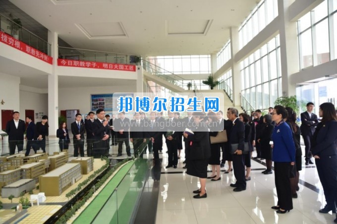 泰國(guó)詩琳通公主攜高訪團(tuán)蒞臨貴州省機(jī)械工業(yè)學(xué)校參觀訪問