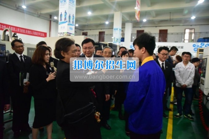 泰國(guó)詩琳通公主攜高訪團(tuán)蒞臨貴州省機(jī)械工業(yè)學(xué)校參觀訪問