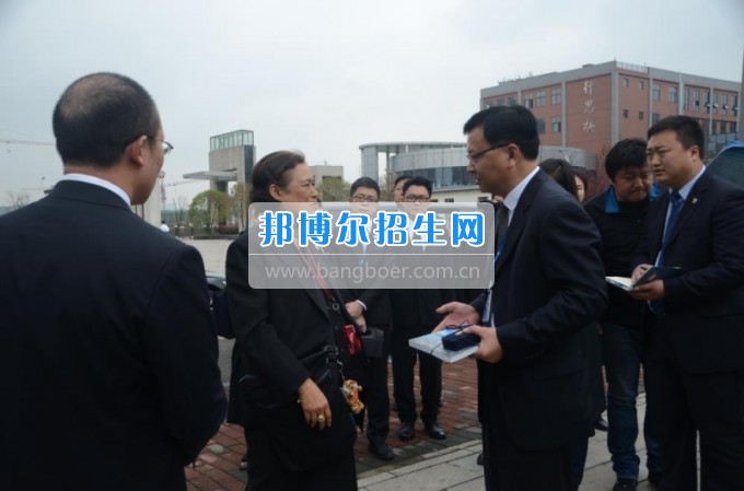 泰國(guó)詩琳通公主攜高訪團(tuán)蒞臨貴州省機(jī)械工業(yè)學(xué)校參觀訪問