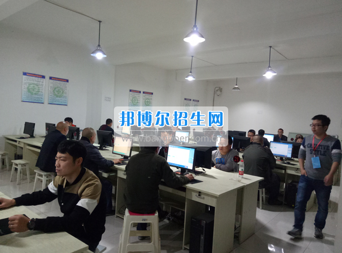 內(nèi)江市鐵路機械學校首期“特種設(shè)備、特種作業(yè)人員安全技術(shù)培訓班”順利結(jié)業(yè)