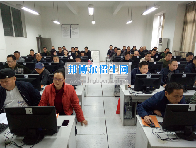 內(nèi)江市鐵路機械學校首期“特種設(shè)備、特種作業(yè)人員安全技術(shù)培訓班”順利結(jié)業(yè)