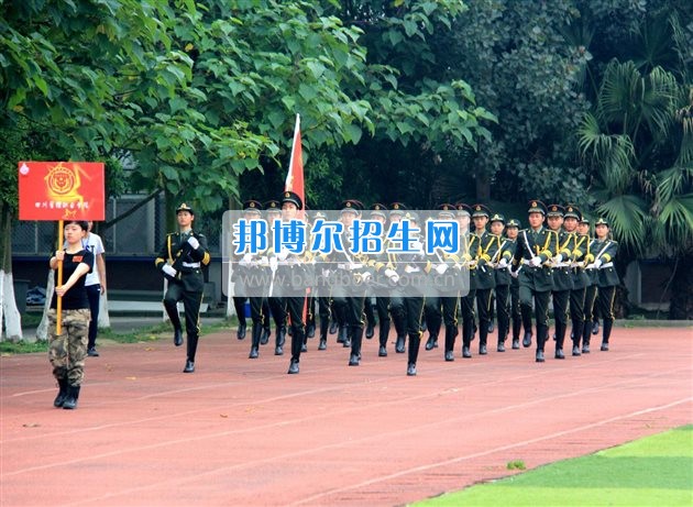 四川管理職業(yè)學(xué)院國旗隊參加四川省高校國旗護衛(wèi)隊會操交流活動  為慶祝中國人民解放軍建軍90周年，推進西南地區(qū)高校國旗文化的發(fā)展，持續(xù)發(fā)揮升旗儀式的教育引導(dǎo)作用，深化愛國主義教育，5月20日，我院國旗隊應(yīng)邀參加了由四川大學(xué)錦城學(xué)院發(fā)起的會操交流活動。  全省28所高校的國旗護衛(wèi)隊，近千名國旗手齊聚一堂。在莊嚴的升旗儀式后，活動進入會操展示環(huán)節(jié)。我院國旗隊邁著整齊劃一的步伐走過主席臺，展示出了優(yōu)秀的訓(xùn)練水平和昂揚的精神風(fēng)貌。當天下午，在四川大學(xué)錦城學(xué)院大禮堂舉行了“以我火紅青春、譜寫國旗禮贊”大學(xué)生升旗手文藝匯演。我院代表隊以優(yōu)雅的舞姿展現(xiàn)了大學(xué)生青春的風(fēng)采。表達了對祖國與學(xué)院的炙熱情感和嚴于律己的學(xué)習(xí)態(tài)度。  此次會操交流活動，加強了省內(nèi)各高校國旗護衛(wèi)隊間的聯(lián)系，弘揚了愛國、愛旗、護旗的精神，獲得了寶貴的經(jīng)驗，明確了努力的方向。我院國旗隊的隊員們紛紛表示：要肩負起捍衛(wèi)國旗尊嚴、宣傳國旗文化的神圣使命!