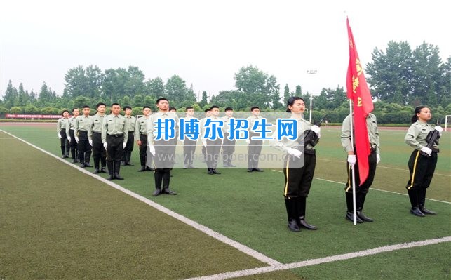 四川管理職業(yè)學(xué)院國旗隊參加四川省高校國旗護衛(wèi)隊會操交流活動  為慶祝中國人民解放軍建軍90周年，推進西南地區(qū)高校國旗文化的發(fā)展，持續(xù)發(fā)揮升旗儀式的教育引導(dǎo)作用，深化愛國主義教育，5月20日，我院國旗隊應(yīng)邀參加了由四川大學(xué)錦城學(xué)院發(fā)起的會操交流活動。  全省28所高校的國旗護衛(wèi)隊，近千名國旗手齊聚一堂。在莊嚴的升旗儀式后，活動進入會操展示環(huán)節(jié)。我院國旗隊邁著整齊劃一的步伐走過主席臺，展示出了優(yōu)秀的訓(xùn)練水平和昂揚的精神風(fēng)貌。當天下午，在四川大學(xué)錦城學(xué)院大禮堂舉行了“以我火紅青春、譜寫國旗禮贊”大學(xué)生升旗手文藝匯演。我院代表隊以優(yōu)雅的舞姿展現(xiàn)了大學(xué)生青春的風(fēng)采。表達了對祖國與學(xué)院的炙熱情感和嚴于律己的學(xué)習(xí)態(tài)度。  此次會操交流活動，加強了省內(nèi)各高校國旗護衛(wèi)隊間的聯(lián)系，弘揚了愛國、愛旗、護旗的精神，獲得了寶貴的經(jīng)驗，明確了努力的方向。我院國旗隊的隊員們紛紛表示：要肩負起捍衛(wèi)國旗尊嚴、宣傳國旗文化的神圣使命!
