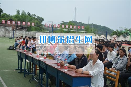 　　我校隆重舉行2017年預(yù)備班學(xué)生“各展所長，揚帆起航”文藝匯演  　　為了豐富同學(xué)們的課余生活，提高同學(xué)們的文藝素養(yǎng)，增強班級間的凝聚力和親和力。6月2日晚，我校在球類運動場舉辦了預(yù)備班“各展所長，揚帆起航”學(xué)生文藝匯演，全體預(yù)備班學(xué)生和職高部學(xué)生共800多名以及20多名教職工觀看了演出。  　　此次文藝匯演的節(jié)目內(nèi)容形式多樣、內(nèi)容豐富，激情的開場舞——《GOODBOY》中拉開了帷幕，伴隨著一陣陣掌聲，歌舞、小品、朗誦、相聲等精心準(zhǔn)備的22個精彩的節(jié)目為觀眾呈現(xiàn)了一道豐富的視聽盛宴，最后全體師生齊唱的《難忘今宵》把本場文藝匯演推向了高潮，掌聲和歡呼聲此起彼伏，臺上臺下成了一片激情四溢的海洋，本場文藝匯演畫上了圓滿的句號。  　　此次文藝匯演演出的成功舉辦，充分彰顯了我校預(yù)備班學(xué)生的個性，讓預(yù)備班學(xué)生充分感受到育才職高的魅力。