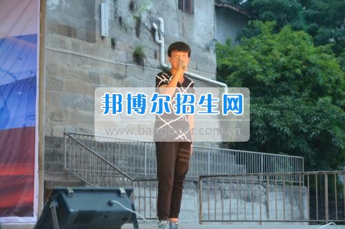 　　我校隆重舉行2017年預(yù)備班學(xué)生“各展所長，揚帆起航”文藝匯演  　　為了豐富同學(xué)們的課余生活，提高同學(xué)們的文藝素養(yǎng)，增強班級間的凝聚力和親和力。6月2日晚，我校在球類運動場舉辦了預(yù)備班“各展所長，揚帆起航”學(xué)生文藝匯演，全體預(yù)備班學(xué)生和職高部學(xué)生共800多名以及20多名教職工觀看了演出。  　　此次文藝匯演的節(jié)目內(nèi)容形式多樣、內(nèi)容豐富，激情的開場舞——《GOODBOY》中拉開了帷幕，伴隨著一陣陣掌聲，歌舞、小品、朗誦、相聲等精心準(zhǔn)備的22個精彩的節(jié)目為觀眾呈現(xiàn)了一道豐富的視聽盛宴，最后全體師生齊唱的《難忘今宵》把本場文藝匯演推向了高潮，掌聲和歡呼聲此起彼伏，臺上臺下成了一片激情四溢的海洋，本場文藝匯演畫上了圓滿的句號。  　　此次文藝匯演演出的成功舉辦，充分彰顯了我校預(yù)備班學(xué)生的個性，讓預(yù)備班學(xué)生充分感受到育才職高的魅力。