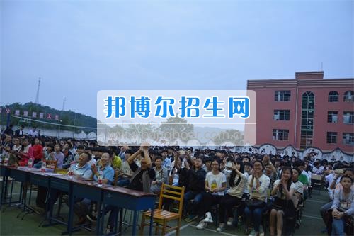 　　我校隆重舉行2017年預(yù)備班學(xué)生“各展所長，揚帆起航”文藝匯演  　　為了豐富同學(xué)們的課余生活，提高同學(xué)們的文藝素養(yǎng)，增強班級間的凝聚力和親和力。6月2日晚，我校在球類運動場舉辦了預(yù)備班“各展所長，揚帆起航”學(xué)生文藝匯演，全體預(yù)備班學(xué)生和職高部學(xué)生共800多名以及20多名教職工觀看了演出。  　　此次文藝匯演的節(jié)目內(nèi)容形式多樣、內(nèi)容豐富，激情的開場舞——《GOODBOY》中拉開了帷幕，伴隨著一陣陣掌聲，歌舞、小品、朗誦、相聲等精心準(zhǔn)備的22個精彩的節(jié)目為觀眾呈現(xiàn)了一道豐富的視聽盛宴，最后全體師生齊唱的《難忘今宵》把本場文藝匯演推向了高潮，掌聲和歡呼聲此起彼伏，臺上臺下成了一片激情四溢的海洋，本場文藝匯演畫上了圓滿的句號。  　　此次文藝匯演演出的成功舉辦，充分彰顯了我校預(yù)備班學(xué)生的個性，讓預(yù)備班學(xué)生充分感受到育才職高的魅力。