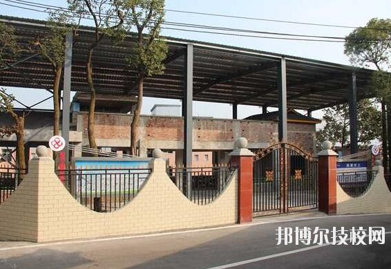 重慶工商學(xué)校2020年報名條件、招生要求、招生對象