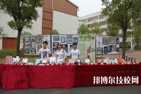 學校的選擇與報考是雙向的，不光學生會選擇一所優(yōu)秀的學校報考，學校也會選擇優(yōu)質的學生進行錄取，讓自己的辦學更上一層樓。因此在報考前，同學們很有必要去了解一下學校的招生要求以及報名條件。下面就和小編一起來看看井岡山應用科技學校的招生要求吧。  井岡山應用科技學校招生對象：應屆初中畢業(yè)生。  井岡山應用科技學校 1.中考準考證:  2.戶口本前頁及學生個人戶口頁復印件:  3.初中畢業(yè)證復印件:  4.其它享受國家資助的證件。低保、殘疾等證件:  井岡山應用科技學校簡介 江西省井岡山應用科技學校前身為江西省吉安農業(yè)學校，創(chuàng)辦于1951年10月，是一所全日制普通中等專業(yè)學校，隸屬于吉安市農業(yè)局。2004年4月經江西省人民政府批準，更名為江西省井岡山應用科技學校，2009年12月經市教育局批準，增掛吉安農業(yè)學校校牌，實行兩塊牌子一套班子。學校位于吉安市旅游風景區(qū)----青原山，校園占地面積180畝，建筑面積7萬余平方米，環(huán)境優(yōu)美，是一所花園式學?！，F(xiàn)有教職工245人，其中專兼職教師236人，現(xiàn)有在校學生4078人。  小編總結 不知道小伙伴們滿足以上要求了嗎?對于想要報考井岡山應用科技學校的同學來說，滿足招生要求只是報考的第一步哦!要確定自己會不會被錄取，就還需要對學校的錄取分數(shù)線做好了解，歡迎大家前往邦博爾技校網進行分數(shù)線的咨詢。