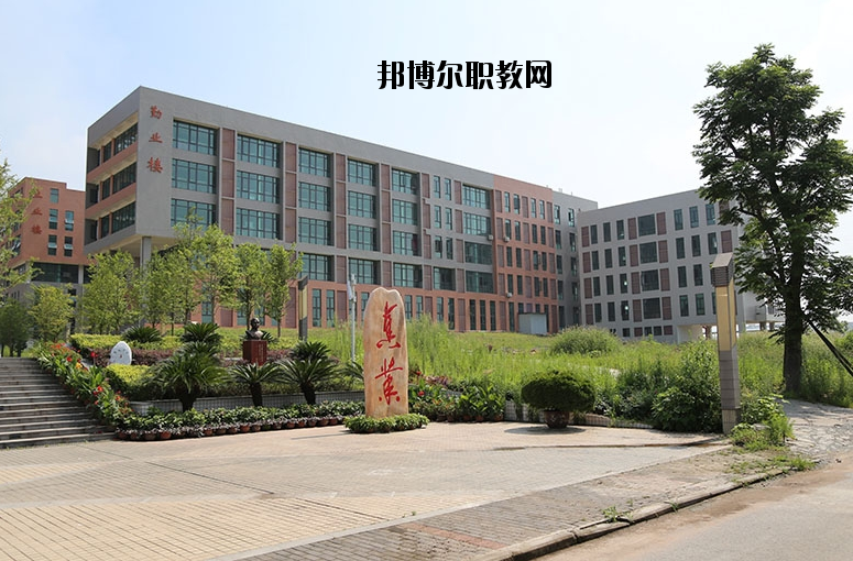 重慶榮昌區(qū)職業(yè)教育中心2020年報(bào)名條件、招生要求、招生對(duì)象