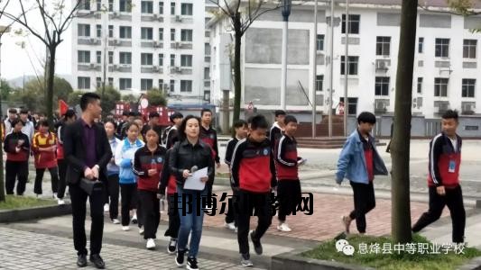 現(xiàn)在的學(xué)校是很多的，不管是高中還是中職都是一樣的多，中職學(xué)校作為國(guó)家補(bǔ)貼的重點(diǎn)，大部分同學(xué)都是要報(bào)讀的了，那如何了解中職學(xué)校呢?那就是電話聯(lián)系比較快了。  息烽縣中等職業(yè)學(xué)校原名息烽縣長(zhǎng)嶺崗高級(jí)農(nóng)業(yè)中學(xué)，1984年4月創(chuàng)辦，幾經(jīng)資源整合與遷校，現(xiàn)為一所全日制中等職業(yè)技術(shù)學(xué)校，學(xué)校主要承擔(dān)中等職業(yè)教育、電大學(xué)歷教育、教師培訓(xùn)、農(nóng)轉(zhuǎn)培等教育教學(xué)任務(wù)。  息烽縣職業(yè)技術(shù)學(xué)校2020年招生辦聯(lián)系電話 息烽縣職業(yè)技術(shù)學(xué)校招生辦電話：0851-87723110  息烽縣職業(yè)技術(shù)學(xué)校招生辦地址：息烽縣永靖鎮(zhèn)福利橋路22號(hào)  息烽縣職業(yè)技術(shù)學(xué)校拓展閱讀 現(xiàn)一期工程實(shí)際建設(shè)情況如下：教學(xué)樓2棟，建筑面積8820.4㎡，最大容量3140人;實(shí)訓(xùn)樓3棟，建筑面積20678.3㎡;圖書(shū)辦公樓建筑面積12084.9㎡;學(xué)生宿舍2棟，建筑面積10761.8㎡，280間標(biāo)準(zhǔn)套間，最大容量2200人;400米塑膠形環(huán)跑道標(biāo)準(zhǔn)足球場(chǎng)一塊，19000㎡,塑膠籃球場(chǎng)2塊、排球場(chǎng)1塊,2760㎡;實(shí)木文化長(zhǎng)廊與校園內(nèi)泥清路面及綠化景觀設(shè)施已完工。目前新校區(qū)已完成投資1.8億元。二期工程1200座席會(huì)議中心(禮堂)正在啟動(dòng)建設(shè)中，建設(shè)面積2800㎡，預(yù)計(jì)2017年3月投入使用。  依據(jù)國(guó)家及省市免學(xué)費(fèi)及資助政策的支持，全校學(xué)生100%享受免學(xué)費(fèi)，20%的學(xué)生經(jīng)評(píng)比享受國(guó)家每年2000元的助學(xué)金資助;對(duì)于“建檔立卡”的農(nóng)村貧困家庭的學(xué)生實(shí)施精準(zhǔn)扶貧政策，每年享受扶貧專項(xiàng)助學(xué)金1000元及教科書(shū)、住宿費(fèi)補(bǔ)助900元。解決了我校貧困家庭學(xué)生學(xué)習(xí)與生活上的困難。  通過(guò)融入“校企合作”的理念，促使我校與廈門天馬企業(yè)展開(kāi)了合作。該企業(yè)通過(guò)開(kāi)設(shè)“冠名班”的形式，對(duì)“三好學(xué)生”及貧困家庭學(xué)生分別設(shè)置每年專項(xiàng)獎(jiǎng)勵(lì)500元與困難補(bǔ)助500元，鼓勵(lì)我校電子專業(yè)學(xué)生更加勤奮刻苦學(xué)習(xí)。  通過(guò)“引企入校”的合作辦學(xué)模式，以“工學(xué)結(jié)合”方式開(kāi)展理實(shí)教學(xué)，讓汽修等專業(yè)學(xué)生在確實(shí)提升專業(yè)技能的同時(shí)獲取一定收入，享受企業(yè)的生活補(bǔ)助等。解決了一些貧困家庭學(xué)生學(xué)習(xí)與生活上的困難。  自己打電話咨詢吧，同學(xué)們，基本的信息情況老師都是會(huì)給你講解的，只是如果是需要面試才能報(bào)名的專業(yè)，同學(xué)們還是自己到學(xué)校咨詢會(huì)比較好一點(diǎn)的哦。