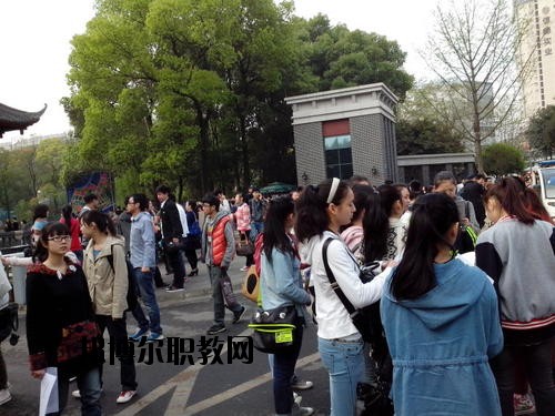 成都國演藝術(shù)學(xué)校2020年報名條件、招生要求、招生對象