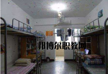 不同的同學(xué)對(duì)學(xué)校的宿舍期待是不一樣的。有的同學(xué)希望宿舍有空調(diào)，有的同學(xué)認(rèn)為這并不重要。有的同學(xué)希望寢室有書桌等供自己學(xué)習(xí)的條件，而有的同學(xué)則認(rèn)為寢室只是用來休息的。一千個(gè)人的眼中有一千個(gè)哈姆雷特，在對(duì)一件事情進(jìn)行考評(píng)的時(shí)候，同學(xué)們可以結(jié)合自己的實(shí)際需要來看，而非人云亦云。  定南中等專業(yè)學(xué)校宿舍條件 學(xué)校宿舍算是比較不錯(cuò)的了，生活設(shè)施齊全，可以滿足同學(xué)們的大部分需求，配有衛(wèi)生間、空調(diào)、熱水等設(shè)施，通風(fēng)、采光條件也較好。  定南中等專業(yè)學(xué)校辦學(xué)條件 定南中等專業(yè)學(xué)校地處贛粵門戶——定南，建辦于1958年，占地面積135畝，校舍建筑面積2.5萬平方米，辦學(xué)規(guī)?？扇菁{近2000人使用。學(xué)校師資力量雄厚，擁有高級(jí)職稱以上教師若干人。  定南中等專業(yè)學(xué)校概況 定南中專是我縣唯一一所培養(yǎng)技能型人才的中等專業(yè)學(xué)校，現(xiàn)開設(shè)了學(xué)前教育、電子技術(shù)應(yīng)用、模具制造技術(shù)、汽車運(yùn)用與維修、“三校生”高考、旅游服務(wù)與管理等六大特色專業(yè)。學(xué)校各專業(yè)設(shè)備先進(jìn)，現(xiàn)有現(xiàn)代化汽車二級(jí)維護(hù)、幼兒情境模擬、電子電拖、模具制造、程序控制等29間實(shí)訓(xùn)教室，擁有紙質(zhì)藏書近10萬冊(cè)，電子藏書超過20萬冊(cè)，所有教室裝備了錄播一體、信息化教學(xué)設(shè)備，實(shí)現(xiàn)了校園智慧化管理。  小編總結(jié) 看過學(xué)校的宿舍條件以后，不知道大家覺得定南中等專業(yè)學(xué)校的宿舍是否滿足了自己的預(yù)期呢?我們可以了解到，這所學(xué)校的宿舍算是比較不錯(cuò)的了，生活設(shè)施齊全，可以滿足同學(xué)們的大部分需求，配有衛(wèi)生間、空調(diào)、熱水等設(shè)施，通風(fēng)、采光條件也較好。