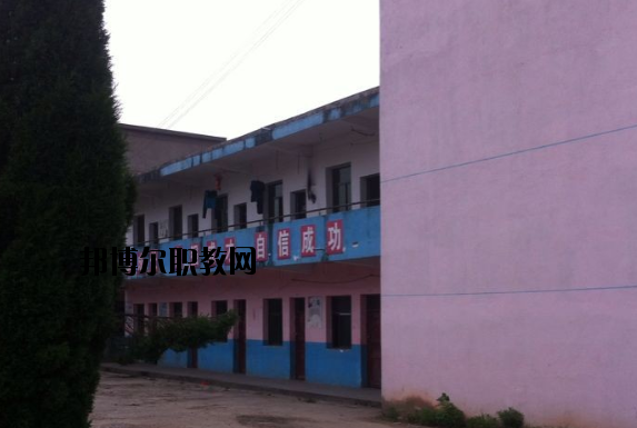 不同的同學(xué)對(duì)于學(xué)校宿舍的要求也是不一樣的。有的同學(xué)認(rèn)為學(xué)校宿舍休息的條件就可以了，而有的同學(xué)則希望學(xué)校宿舍還有可以學(xué)習(xí)的條件，這樣自己以后如果有沒有完成的學(xué)習(xí)任務(wù)還可以在宿舍繼續(xù)完成。當(dāng)學(xué)校的宿舍條件滿足同學(xué)們的預(yù)期的時(shí)候，這所學(xué)校被選擇的幾率也會(huì)大大提高。  上饒中等職業(yè)學(xué)校宿舍條件 學(xué)校宿舍寬敞明亮，配有衛(wèi)生間、空調(diào)、書桌、柜子、熱水等等設(shè)施，條件較好。  上饒中等職業(yè)學(xué)校辦學(xué)條件 1、學(xué)校坐落在上饒市近郊皂頭鎮(zhèn)，擁有自建的獨(dú)立校園，校區(qū)占地面積60余畝，建筑面積24100平方米，環(huán)境幽雅，交通便利，各類設(shè)施齊全，公寓式宿舍并配有空調(diào)，是莘莘學(xué)子理想的求學(xué)深造之地。  2、教學(xué)儀器設(shè)備總值380多萬(wàn)，圖書2萬(wàn)余冊(cè)，現(xiàn)代教育教學(xué)設(shè)施完備，建有計(jì)算機(jī)房、語(yǔ)音室、形體房、電子實(shí)訓(xùn)室、多媒體教室、大禮堂、電子閱覽室、琴房和教育實(shí)習(xí)基地等各類教學(xué)場(chǎng)所。  3、現(xiàn)有全日制教學(xué)班級(jí)15多個(gè)，在校學(xué)生600多人。  上饒中等職業(yè)學(xué)校獲得成就 學(xué)校辦學(xué)十五年來(lái)，先后培養(yǎng)了八千多名合格的畢業(yè)生，從我校走出的畢業(yè)生一大批都已成為企業(yè)的技術(shù)骨干和管理人員，學(xué)校先后被省教育廳授予“江西省示范中等職業(yè)學(xué)校”“江西省中等職業(yè)學(xué)校先進(jìn)單位”上饒市政府授予“全市先進(jìn)學(xué)校”上饒市教育局授予“上饒市重點(diǎn)職業(yè)學(xué)校”等榮譽(yù)稱號(hào)。  小編總結(jié) 我們可以看到學(xué)校的宿舍寬敞明亮，配有衛(wèi)生間、空調(diào)、書桌、柜子、熱水等等設(shè)施，條件較好，無(wú)論同學(xué)們是在寢室學(xué)習(xí)還是休息都是很方便的?？催^(guò)上饒中等職業(yè)學(xué)校的宿舍條件以后，小伙伴們覺得學(xué)校的宿舍怎么樣呢?