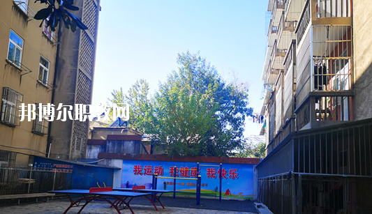 在對這所學(xué)校進(jìn)行判斷以后，才會(huì)知道不同學(xué)校之間所公布的各方面情況都是不同的，而這些信息也是需要學(xué)生自己去進(jìn)行判斷的，當(dāng)然了其中有關(guān)于學(xué)校的住宿環(huán)境也是需要被學(xué)生所了解的，畢竟這是每個(gè)學(xué)生在學(xué)校的住宿情況。  蕪湖職業(yè)技術(shù)學(xué)院附屬中等職業(yè)學(xué)校住宿條件 學(xué)生宿舍實(shí)行四人間公寓化、封閉式管理，并配有校園公共浴室、住宿條件不錯(cuò)，給學(xué)生提供了一個(gè)舒適、安全的學(xué)習(xí)和生活環(huán)境。  蕪湖職業(yè)技術(shù)學(xué)院附屬中等職業(yè)學(xué)校辦學(xué)條件 學(xué)校坐落在美麗的鏡湖公園和九蓮塘公園中間，是市中心唯一的一所公辦職業(yè)學(xué)校，交通便利，環(huán)境優(yōu)美，生活方便。學(xué)校本著對教育教學(xué)質(zhì)量和學(xué)生負(fù)責(zé)的態(tài)度，劃定最低錄取線。住校生宿舍條件優(yōu)越，實(shí)行公寓化、封閉式管理。學(xué)校教學(xué)設(shè)備齊全，多媒體電教室、多功能活動(dòng)廳、計(jì)算機(jī)組裝實(shí)驗(yàn)室、數(shù)字化動(dòng)漫實(shí)驗(yàn)室、語言實(shí)驗(yàn)室、實(shí)訓(xùn)賓館、與學(xué)院聯(lián)網(wǎng)的校園網(wǎng)及學(xué)院擁有的實(shí)驗(yàn)實(shí)訓(xùn)室等，為學(xué)生提升動(dòng)手能力、開拓視野創(chuàng)造了得天獨(dú)厚的條件。  蕪湖職業(yè)技術(shù)學(xué)院附屬中等職業(yè)學(xué)校師資力量 近幾年我校一批優(yōu)秀教師、教壇新星脫穎而出，多人次獲國家、省、市一等獎(jiǎng)項(xiàng)。我校現(xiàn)有正教授一名，省級(jí)特級(jí)教師一名(同類學(xué)校唯一)，高中級(jí)教師若干。學(xué)校聘請蕪湖職業(yè)技術(shù)學(xué)院專家教授組成教學(xué)督導(dǎo)組實(shí)施教學(xué)督導(dǎo)，對備課、上課等教學(xué)環(huán)節(jié)進(jìn)行全程質(zhì)量評(píng)估，以督導(dǎo)促教學(xué)、以督導(dǎo)促創(chuàng)新、以督導(dǎo)促規(guī)范，使學(xué)生學(xué)有所成。我校教學(xué)計(jì)劃和課程設(shè)置是由學(xué)院、附校、用人單位、專業(yè)領(lǐng)域?qū)＜宜姆絽⑴c研發(fā)。已形成：頂層設(shè)計(jì)、分層教學(xué)、工學(xué)結(jié)合、系統(tǒng)培養(yǎng)的獨(dú)特教學(xué)模式。嚴(yán)把教學(xué)標(biāo)準(zhǔn)和畢業(yè)生質(zhì)量標(biāo)準(zhǔn)兩個(gè)關(guān)口。  以上所介紹的信息便是有關(guān)于蕪湖職業(yè)技術(shù)學(xué)院附屬中等職業(yè)學(xué)校的住宿情況，就可以知道其實(shí)這所學(xué)校對于學(xué)生的基本需求是可以滿足的，但是學(xué)生想要選擇其他方面的住宿情況話，就需要學(xué)生提前去對每所學(xué)校的住宿情況進(jìn)行了解。