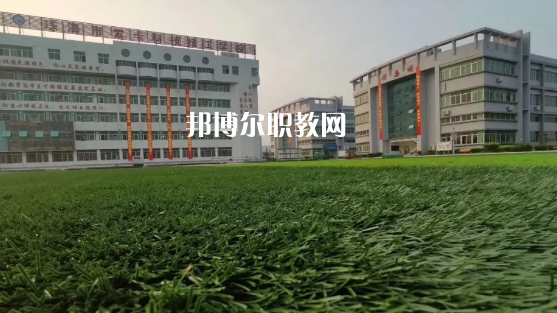 問：珠海索卡科技技工學(xué)校怎么樣、好不好?  答:珠海市索卡科技技工學(xué)校是經(jīng)珠海市人力資源和社會(huì)保障局批準(zhǔn)成立，廣東索卡集團(tuán)有限公司創(chuàng)辦的以培養(yǎng)中級(jí)技術(shù)人才為主的全日制中等技工學(xué)校。學(xué)校位于粵港澳大灣區(qū)的珠海市后花園高欄港經(jīng)濟(jì)區(qū)平沙鎮(zhèn)，是2020年珠海市西部地區(qū)僅有的一所中等職業(yè)學(xué)校。學(xué)校被列為廣東省足球協(xié)會(huì)(珠海)培訓(xùn)實(shí)驗(yàn)基地、珠海市新型技能人才培訓(xùn)基地，珠海市國防與公共安全體驗(yàn)基地。  珠海索卡科技技工學(xué)校就業(yè) 學(xué)校堅(jiān)持校企合作的辦學(xué)思路，采取訂單式的人才培養(yǎng)模式，與省市足協(xié)和部分省內(nèi)外高等院校、眾多優(yōu)質(zhì)企業(yè)建立了校企合作關(guān)系，學(xué)生就業(yè)率保持在100%。索卡集團(tuán)以“體育+旅游”產(chǎn)業(yè)開發(fā)為核心，多元化經(jīng)營，業(yè)務(wù)覆蓋體育、游艇、教育、酒店、醫(yī)療、康復(fù)康養(yǎng)、產(chǎn)業(yè)科研、商業(yè)運(yùn)營、資本投資等領(lǐng)域，2019年正在珠海市平沙鎮(zhèn)投資建設(shè)“索卡國際足球小鎮(zhèn)”項(xiàng)目，計(jì)劃總投資60億元人民幣。  珠海索卡科技技工學(xué)校 學(xué)校規(guī)劃占地面積205畝，現(xiàn)有建筑面積約3萬平方米，環(huán)境優(yōu)美，交通便利，教學(xué)生活設(shè)施齊全，是一所獨(dú)具特色的技工學(xué)校。學(xué)校建有標(biāo)準(zhǔn)足球場(chǎng)、籃球場(chǎng)、排球場(chǎng)、羽毛球場(chǎng)、乒乓球場(chǎng)等活動(dòng)場(chǎng)所。有教學(xué)樓、實(shí)訓(xùn)樓、學(xué)生公寓樓、學(xué)術(shù)報(bào)告廳、學(xué)生社團(tuán)活動(dòng)中心等教育教學(xué)生活場(chǎng)所。  珠海索卡科技技工學(xué)校管理 學(xué)校管理科學(xué)規(guī)范，采取全封閉軍事化管理模式。學(xué)校有一支既能從事理論教學(xué)，又能指導(dǎo)實(shí)訓(xùn)的“雙師型”隊(duì)伍。學(xué)校堅(jiān)持“以就業(yè)為導(dǎo)向、以服務(wù)為宗旨、以質(zhì)量求生存、以管理樹形象、以特色謀發(fā)展，達(dá)到學(xué)生、家長、用人單位滿意”的辦學(xué)理念，根據(jù)市場(chǎng)需求，對(duì)接企業(yè)建專業(yè)，對(duì)接崗位設(shè)課程，根據(jù)興趣選專業(yè)，與就業(yè)市場(chǎng)緊密對(duì)接。  我們的起點(diǎn)可能很低，但我們要有扭轉(zhuǎn)局面的能力，努力把自己的成績提升上去，很多的學(xué)校都是看重統(tǒng)招的分?jǐn)?shù)線的，只有把自己的學(xué)習(xí)提升上了了，你在考試中才能夠游刃有余，一次考試定乾坤，最后選擇有優(yōu)勢(shì)的學(xué)校。