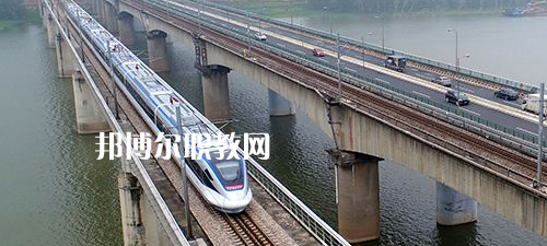 廣西2021年鐵路學(xué)校和中專(zhuān)有哪些區(qū)別