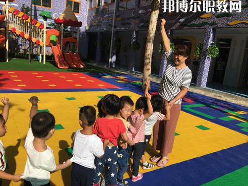 隨著我國(guó)人口基數(shù)的大幅上漲，我國(guó)幼兒園的數(shù)量呈現(xiàn)逐年遞增的趨勢(shì)，但符合現(xiàn)在教育標(biāo)準(zhǔn)的專業(yè)性幼兒教師卻少之又少，所以說(shuō)幼兒教師行業(yè)是現(xiàn)目前非常有發(fā)展前途的行業(yè)之一。近日就有不少同學(xué)咨詢小編關(guān)于成都女生讀幼師學(xué)校學(xué)什么專業(yè)好?女生若是想學(xué)幼師類專業(yè)，可以選擇的專業(yè)方向是很多的，在這里就給大家介紹一下。  學(xué)前教育專業(yè)就業(yè)前景 在早期教育方面，0-3歲是人的一生中發(fā)展最重要的時(shí)期。一個(gè)人的學(xué)習(xí)能力的50%是在生命的頭4年中發(fā)展起來(lái)的，初生嬰兒的腦發(fā)育比15歲孩子快1000倍。很多思想和智力是在3歲前打下基礎(chǔ)的。0-3歲是嬰幼兒成長(zhǎng)的關(guān)鍵期：最初的身體素質(zhì)、智力發(fā)展、個(gè)性品質(zhì)的形成于發(fā)展都是從這里開(kāi)始的。越來(lái)越多的家長(zhǎng)開(kāi)始接受并重視早期教育，早期教育在我國(guó)經(jīng)過(guò)10余年的發(fā)展已經(jīng)形成相當(dāng)?shù)囊?guī)模，不僅是大城市，就算是三、四線城市也隨處可見(jiàn)大大小小的“親子園”“親子中心”“早教中心”等早教機(jī)構(gòu)，但專業(yè)的早期教育師資嚴(yán)重不足。  學(xué)前教育專業(yè)就業(yè)崗位 1、教師或兒童顧問(wèn);  2、兒童發(fā)展評(píng)估和指導(dǎo)人員、兒童教育和衛(wèi)生發(fā)展政策制定者、兒童教育咨詢專家——在有關(guān)政府機(jī)關(guān)、各大醫(yī)院的兒科門診工作;  3、兒童專欄節(jié)目采編人員——在報(bào)社、雜志社、電臺(tái)電視臺(tái)等媒體工作;  4、各類兒童用品開(kāi)發(fā)的專業(yè)顧問(wèn)或市場(chǎng)調(diào)查和分析專業(yè)人士等。  幼師專業(yè)介紹 培養(yǎng)目標(biāo)：本專業(yè)培養(yǎng)熱愛(ài)幼兒教育事業(yè)，能適應(yīng)幼兒教育改革與發(fā)展的需要，關(guān)愛(ài)幼兒，有良好的師德、寬厚的科學(xué)文化知識(shí)和扎實(shí)的學(xué)前教育專業(yè)理論，具有過(guò)硬的專業(yè)技能、教育能力及教育研究的意識(shí)和能力，綜合素質(zhì)高，能在托幼機(jī)構(gòu)從事0-6歲保教、管理工作的幼兒教師。  核心課程：舞蹈，視唱，琴法，樂(lè)理，聲樂(lè)，美術(shù)，鍵盤和聲與伴奏，幼兒歌曲伴奏，玩教具制作，教師口語(yǔ)，教師禮儀，幼兒游戲與主持，幼兒教育學(xué)，兒童文學(xué)，幼兒衛(wèi)生與保健，幼兒心里學(xué)，幼師英語(yǔ)，珠心算等。  女生讀學(xué)前教育怎么樣 學(xué)前教育前景不錯(cuò)，對(duì)女孩來(lái)說(shuō)尤其是不錯(cuò)的選擇。特別是有品牌的幼兒園，十分吃香。  隨著我國(guó)幼教事業(yè)的迅速發(fā)展，對(duì)于幼兒教師和管理人員的需求驟增，幼師專業(yè)的畢業(yè)生供不應(yīng)求。盡管今年來(lái)全國(guó)各地一些院校增建了學(xué)前教育專業(yè)來(lái)培養(yǎng)幼兒教師，仍然不能滿足整個(gè)社會(huì)的需求。  國(guó)家中長(zhǎng)期教育改革和發(fā)展規(guī)劃綱要(2010-2020年)中指出，到2020年，普及學(xué)前一年教育，基本普及學(xué)前兩年教育，重視0至3歲嬰幼兒教育。大力發(fā)展公辦幼兒園，積極扶持民辦幼兒園。嚴(yán)格執(zhí)行幼兒教師資格標(biāo)準(zhǔn)，依法落實(shí)幼兒教師地位和待遇。  上面關(guān)于成都女生讀幼師學(xué)校學(xué)什么專業(yè)好，小編給大家介紹了。幼教專業(yè)現(xiàn)在已經(jīng)成為了當(dāng)代女生選擇的熱門的教育行業(yè)之一。因?yàn)橛讕熓呛⒆映砷L(zhǎng)關(guān)鍵的存在，越來(lái)越多的孩子需要受到教育，幼兒教師在今后的道路是很寬廣的。對(duì)于女生來(lái)說(shuō)，幼師專業(yè)還是不錯(cuò)的，因?yàn)閷?lái)從事工作上會(huì)有許多優(yōu)勢(shì)，比較好就業(yè)。
