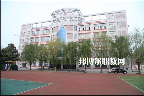重慶輕工業(yè)技工學(xué)校2022年學(xué)費、收費多少 