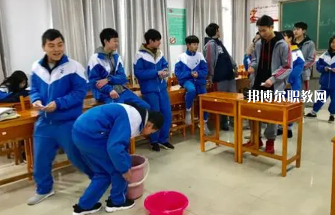 貴陽(yáng)市經(jīng)濟(jì)貿(mào)易中等專業(yè)學(xué)校2022年學(xué)費(fèi)、收費(fèi)多少