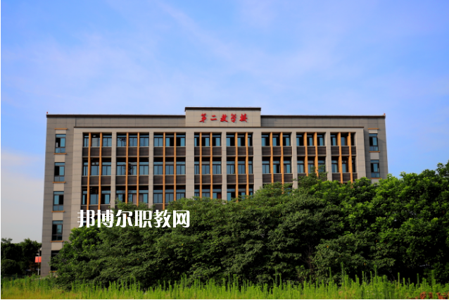 重慶工貿(mào)高級技工學校2022年報名條件、招生要求、招生對象