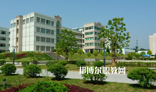 云南工業(yè)高級技工學校2022年招生辦聯(lián)系電話