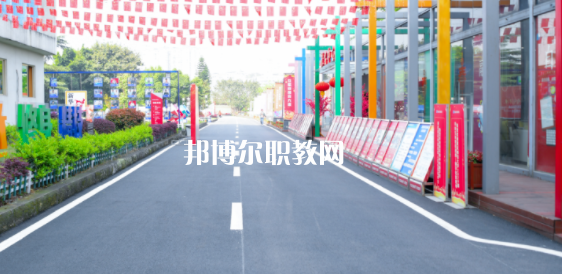 重慶新華電腦學(xué)校地址在哪里，哪個地區(qū)，哪個城市?
