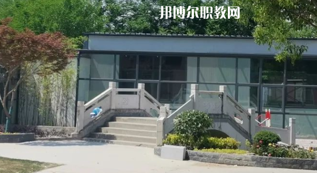 泰州市姜堰區(qū)江淮職業(yè)高級中學(xué)地址在哪里，哪個地區(qū)，哪個城市?