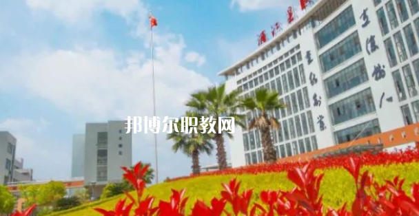 浦江縣職業(yè)技術(shù)學(xué)校招生計劃人數(shù)根據(jù)專業(yè)不同，計劃也是不同的，例如：幼兒保育招生40人，學(xué)前教育招生57人，普職融通招生150人，工藝美術(shù)招生150人，淘寶美工招生40人，等等，邦博爾小編為大家整理了浦江縣職業(yè)技術(shù)學(xué)校招生計劃人數(shù)詳細(xì)內(nèi)容，信息僅供參考，如有變動，以學(xué)校官方最新消息為準(zhǔn)。  一、浦江縣職業(yè)技術(shù)學(xué)校招生計劃一覽表 二、浦江縣職業(yè)技術(shù)學(xué)校招生情況 1、浦江縣職業(yè)技術(shù)學(xué)校招生條件、要求  遵紀(jì)守法、熱愛勞動、文明禮貌、樸實誠信;  無疾病、無傳染病、無慢性病史、無犯罪史、無嚴(yán)重違紀(jì)史;  身體健康，學(xué)生品行端正。  2、浦江縣職業(yè)技術(shù)學(xué)校招生對象  招收應(yīng)屆、歷屆初中畢業(yè)及以上文化程度的學(xué)生  三、浦江縣職業(yè)技術(shù)學(xué)校簡介 學(xué)校有全國職教名師、省特級教師、大師名家、省市教壇新秀、省技術(shù)能手、市學(xué)科帶頭人40多人。智慧校園管理系統(tǒng)、體育館、圖書館、電子閱覽室、校內(nèi)外實訓(xùn)基地等，教學(xué)設(shè)施一應(yīng)俱全。  學(xué)校設(shè)有浦江縣職業(yè)技能培訓(xùn)中心和職業(yè)技能鑒定中心。  四、浦江縣職業(yè)技術(shù)學(xué)?？诒?校友評價：浦江縣職業(yè)技術(shù)學(xué)校辦學(xué)特色鮮明，教學(xué)設(shè)施一應(yīng)俱全，為本地經(jīng)濟(jì)建設(shè)和社會發(fā)展培養(yǎng)高技能人才。  校友評價：浦江縣職業(yè)技術(shù)學(xué)校教學(xué)設(shè)備比較齊全，老師工作認(rèn)真，領(lǐng)導(dǎo)班子心齊。