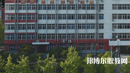 開灤技師學(xué)院招生計劃?每年學(xué)校在招生季節(jié)都會公布自己的招生計劃，那么學(xué)生們在對學(xué)校所進行選擇的時候，是可以具體看看一所學(xué)校的招生計劃，然后再看看學(xué)校所公布的招生要求是否是自己可以滿足的，從而決定對學(xué)校的報讀。  一、開灤技師學(xué)院招生計劃一覽表 二、開灤技師學(xué)院招生情況 1、開灤技師學(xué)院招生條件、要求  身高:1.55米以上。  體重:不低于50公斤，高限不超過標準體重的50%。  視力:裸眼視力左右均在4.7(含47)以上，砂眼左右無第二期三個“十”者，無色弱、色盲者。  耳病:無化膿性中耳炎者。  聽力:左右兩側(cè)均大于80%(包括80%分貝)。  鼻病:無萎縮性鼻炎及較重肥大性鼻炎者。  血壓:90mmHg<收縮壓<140mmHg、60mmHg<舒張壓<90mmHg  心臟:二級收縮期雜音以下和心率在90次/分以下者。  肺臟:無慢性支氣管炎 支氣管哮喘、肺結(jié)核、結(jié)核性胸膜炎等呼吸系統(tǒng)慢性病。  腹部無任何腫物和肝、脾不腫大者(肝大一公分以內(nèi)功能正常者除外)。  對紋身者,面部、頸部紋身直徑不超過2cm，著短裝身體其他裸露部位直徑不超過3cm。面部、頸部紋身直徑超過2cm或其他部位超過3cm的，不合格;如本人能夠積極處理，可視為合格。  輔助檢查、胸透、化驗正常者。  其他:無殘疾、無駝背、無畸形、無較重之扁平足或拇指外翻 無腿部或精索靜脈曲張者,無難治或面積較大之皮膚疾病,無痔或漏者，無疝氣者，無多發(fā)性淋巴腺腫大者，無較重慢性病者，無不適合招錄崗位所要求的身體條件者。  2、開灤技師學(xué)院招生對象  中考生和往屆生，  三、開灤技師學(xué)院簡介 學(xué)校服務(wù)河北省能源、裝備制造等傳統(tǒng)產(chǎn)業(yè)升級，服務(wù)京津冀產(chǎn)業(yè)智慧化水平提升的發(fā)展需求，瞄準河北省新興產(chǎn)業(yè)、現(xiàn)代服務(wù)業(yè)創(chuàng)新發(fā)展戰(zhàn)略，對接能源(煤炭)，裝備制造、現(xiàn)代服務(wù)業(yè)等產(chǎn)業(yè)設(shè)置專業(yè)，開設(shè)電氣自動化設(shè)備安裝與維修、煤礦技術(shù)、電子商務(wù)、計算機網(wǎng)絡(luò)技術(shù)等專業(yè)16個。  2020年突出發(fā)展現(xiàn)代服務(wù)業(yè)的要求，增設(shè)《幼兒教育》專業(yè)。經(jīng)過幾年發(fā)展，逐步形成“裝備制造業(yè)與現(xiàn)代服務(wù)業(yè)共同主導(dǎo)、傳統(tǒng)產(chǎn)業(yè)與新興產(chǎn)業(yè)雙輪驅(qū)動的發(fā)展格局”相適應(yīng)的專業(yè)布局。  四、開灤技師學(xué)院口碑 校友評價：開灤技師學(xué)院地理位置優(yōu)越，交通十分方便。  校友評價：開灤技師學(xué)院畢業(yè)生就業(yè)前景光明。
