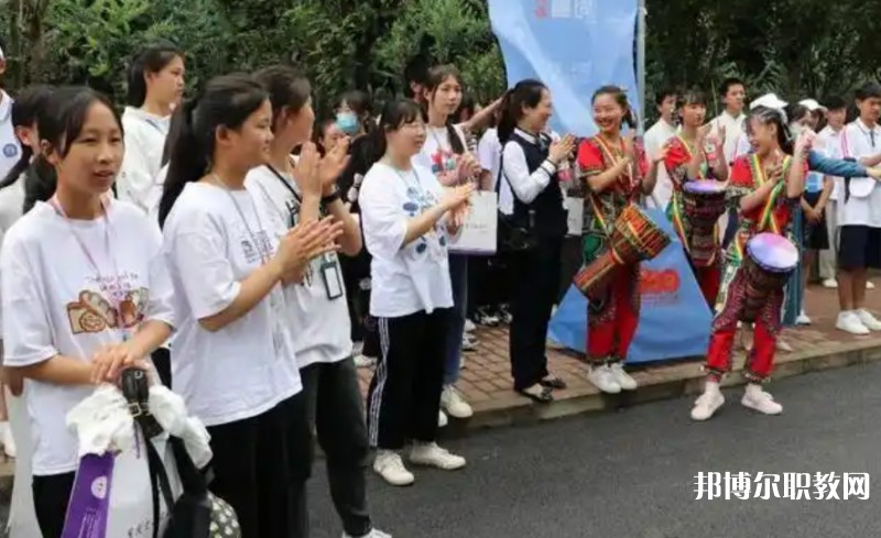 自貢2025年讀鐵路學(xué)校一年要多少錢(qián)